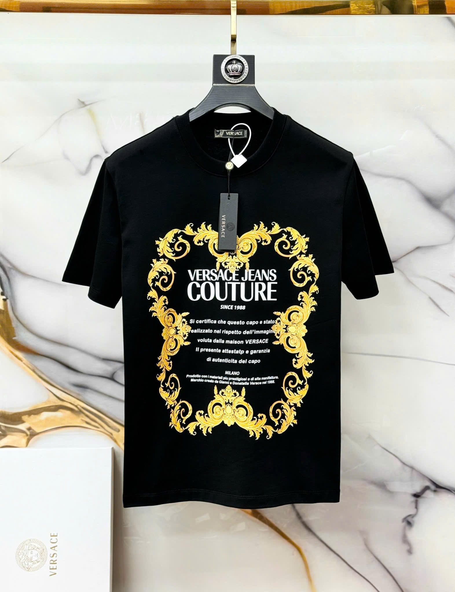 Áo phông T-shirt Versace VS Đen họa tiết chữ khung hoa văn Vàng Like Auth on web MK